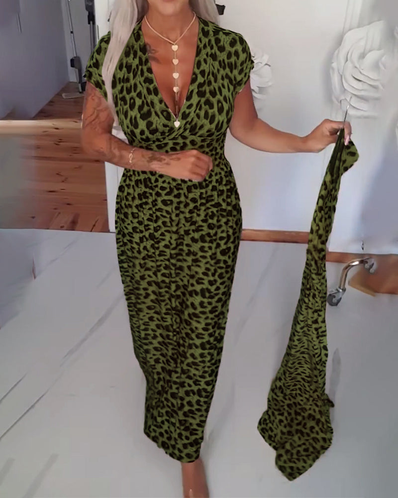 Ashley | Elegant dress with leopard print and V-neck.